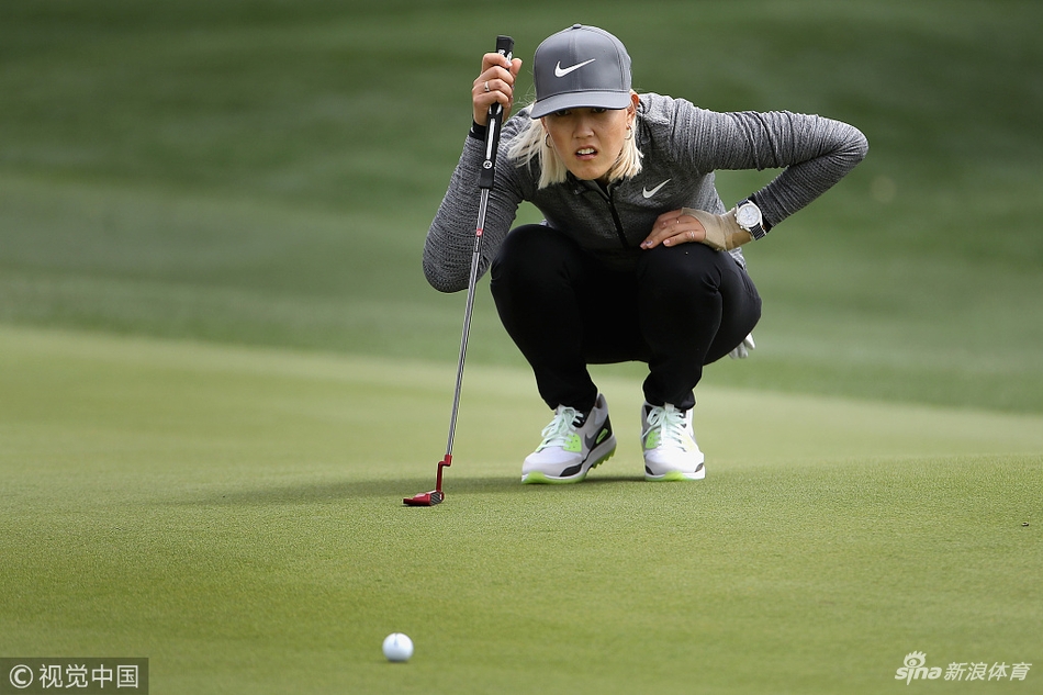 魏圣美在球道上与同组球员轻松交流,脸上洋溢着开朗的笑容,展现了其亲和魅力。