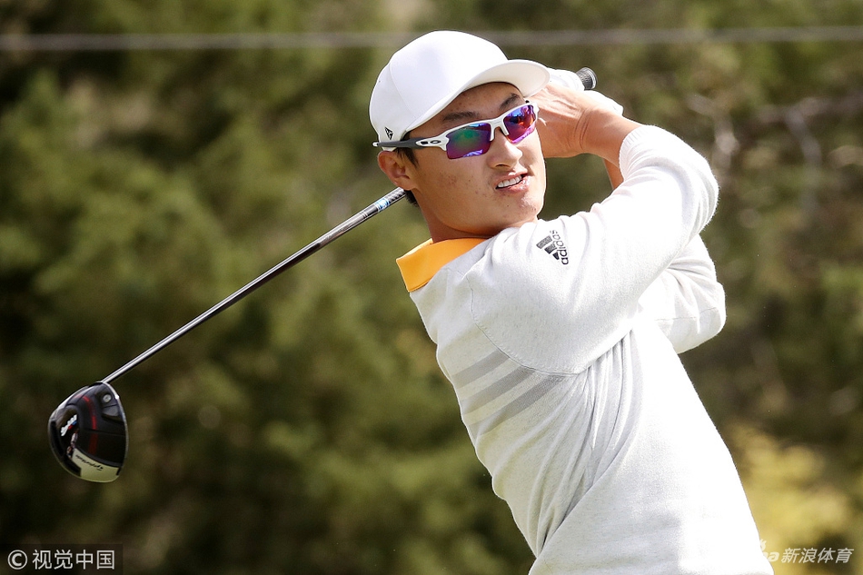 李昊桐全力挥动一号木开球，身体充分扭转，球杆划破空气，展现出现代高尔夫运动的力量与美感。