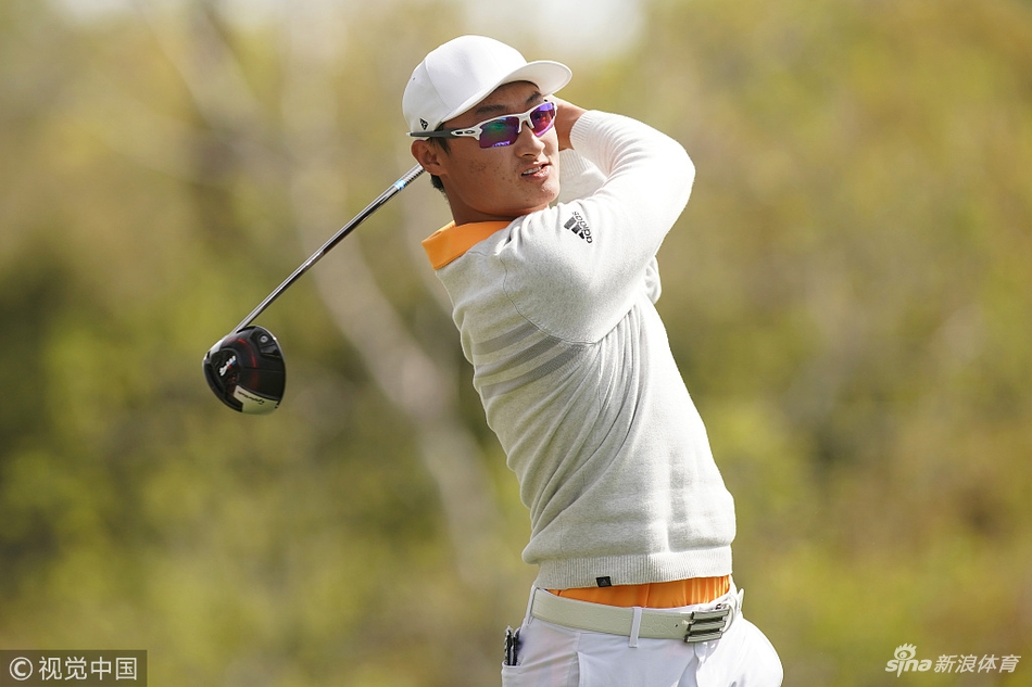 李昊桐在长草中冷静处理困难球位，姿势调整显示出其扎实的基本功和应对复杂场面的能力。