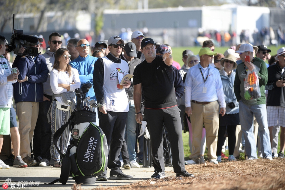 比赛中的精彩瞬间，小球在果岭上朝着洞杯滚去，胜负悬于一线，完美捕捉了比洞赛扣人心弦的紧张氛围。