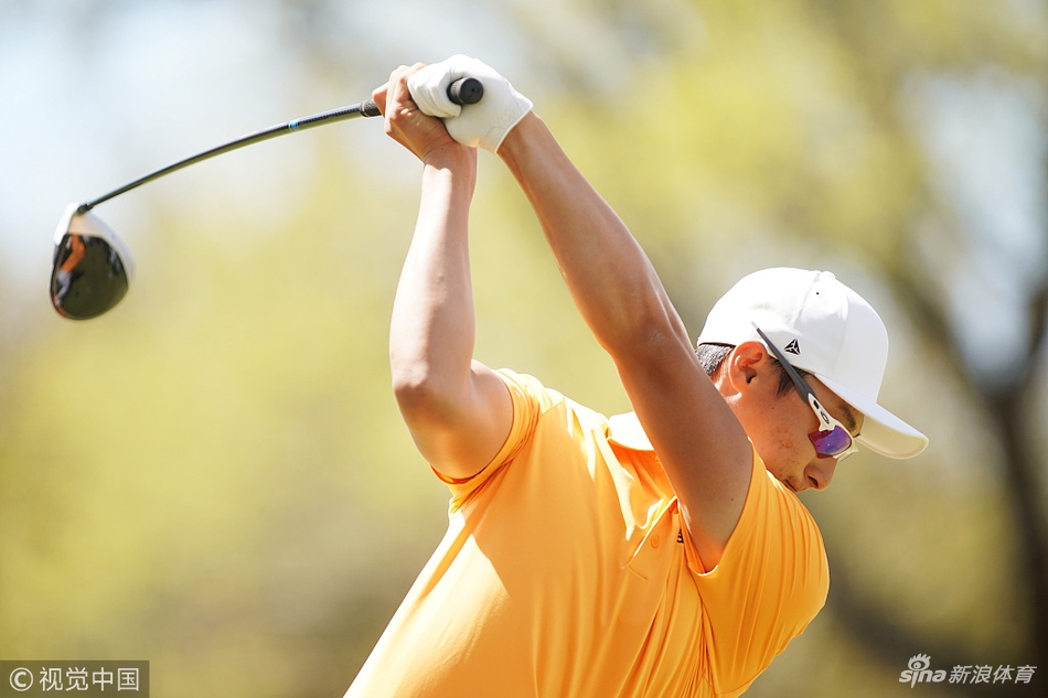 帕特里克·瑞德在比赛中挥出一记精准的开球，动作流畅而充满力量，彰显其作为比洞赛高手的自信风范。