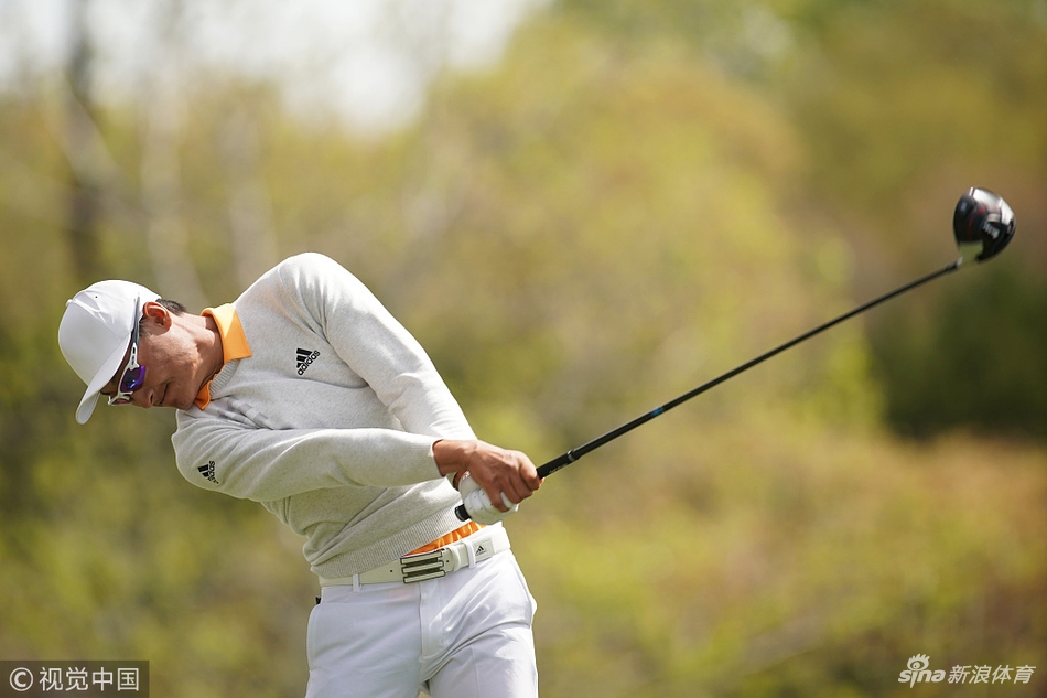 帕特里克·瑞德与球童在比赛中认真讨论选杆和策略，两人低头凝视着码数本，凸显了比洞赛中团队协作与战术思考的重要性。