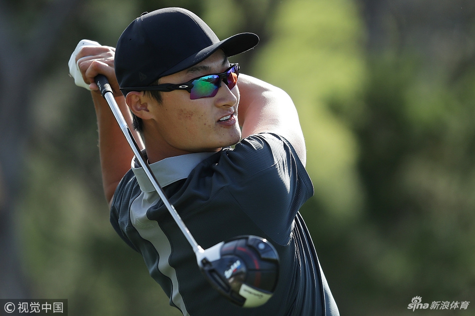 乔丹·斯皮思在球道上专注地观察果岭走势与风向，为关键一击进行精密计算。