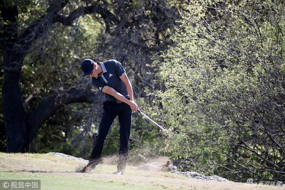 激烈的比赛间隙，李昊桐与球童再次击掌，彼此眼中充满了信任与战斗的决心。