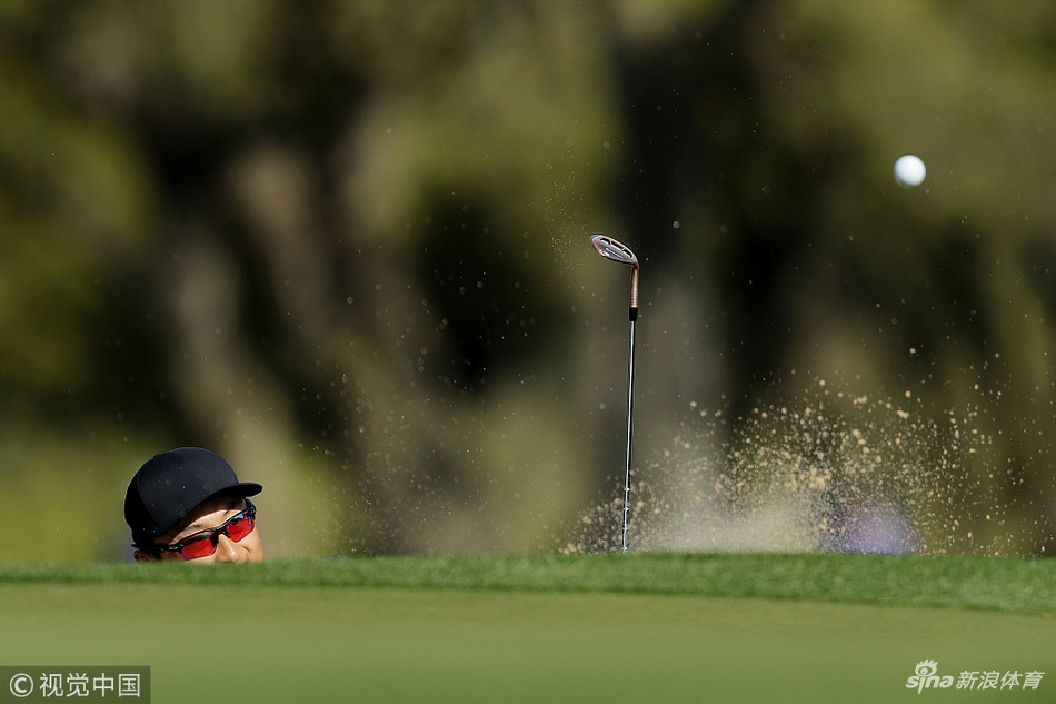 李昊桐完成一次漂亮的击球后，与身边的球童默契撞拳，相互鼓舞士气。