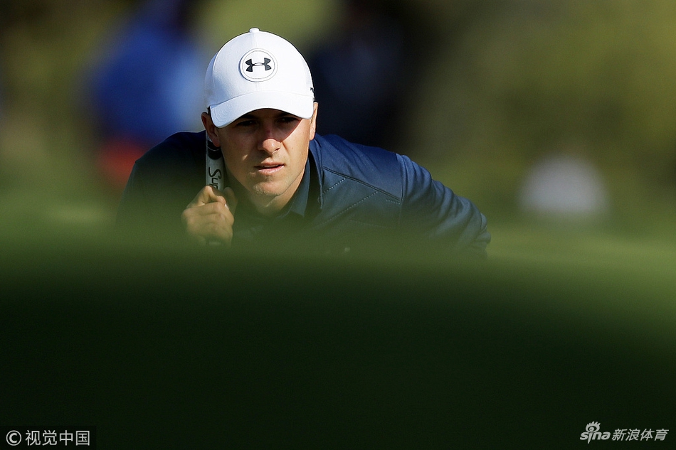 李昊桐在开球前进行最后的观察与思考，全场目光聚焦于他的一举一动。