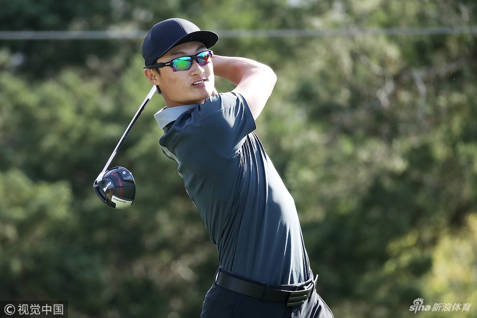 李昊桐从果岭后方仔细审视球洞的线路与坡度，不放过任何可能影响推杆的细节。