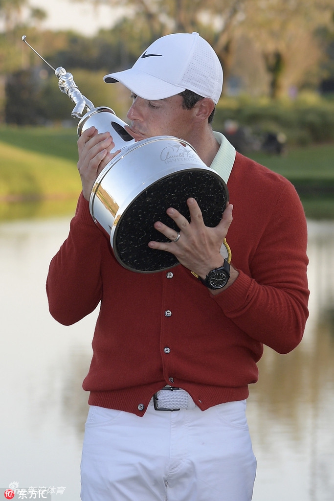 小麦与决赛轮同组对手斯滕森、德尚博同框，三人神情专注，决战氛围浓厚