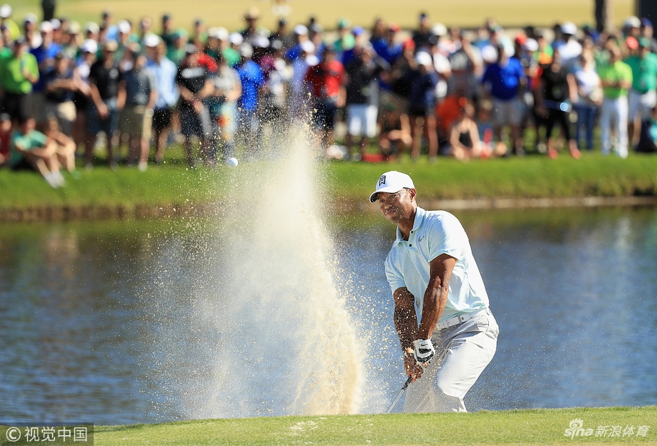 比赛结束后，伍兹微笑着与观众击掌互动，阳光洒在他的侧脸，那是对未来充满信心的神情。