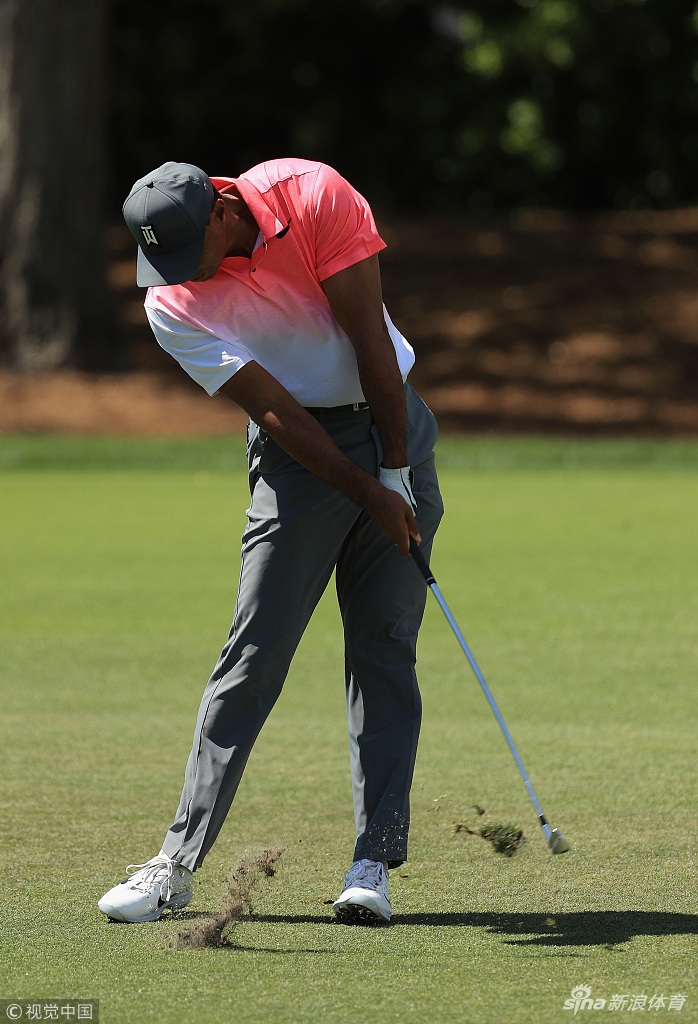 比赛间歇,老虎伍兹独自站立,侧影在阳光下显得沉静而专注,仿佛正在积蓄力量,准备迎接下一洞的挑战。