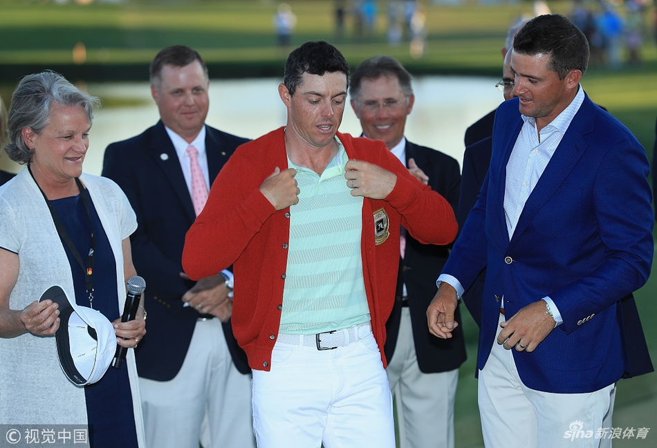 小麦在决赛轮开球，动作流畅充满力量，目光坚定望向球道