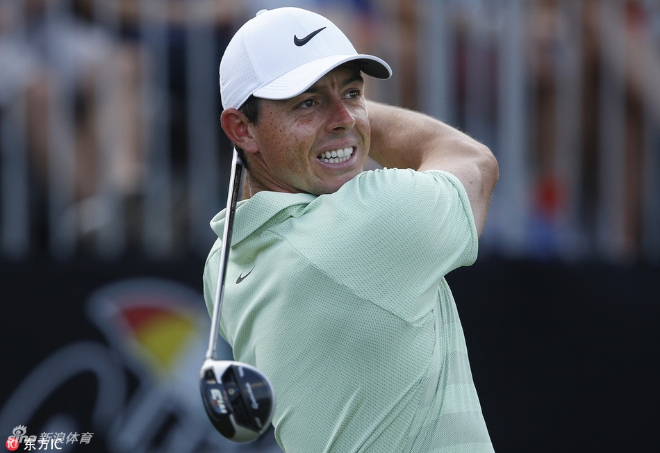 小麦手持奖杯向全场致意，身后是湾丘俱乐部经典的景观与logo