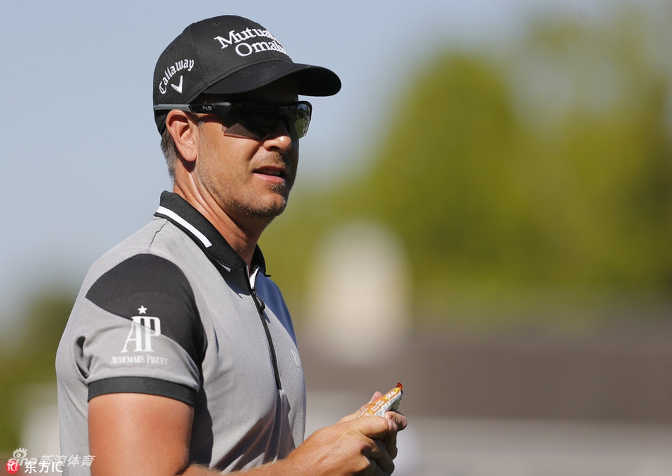 亨里克·斯滕森在首轮比赛中精准攻果岭，小球在空中飞向旗杆，他保持优雅的收杆动作，尽显前世界第一的风范