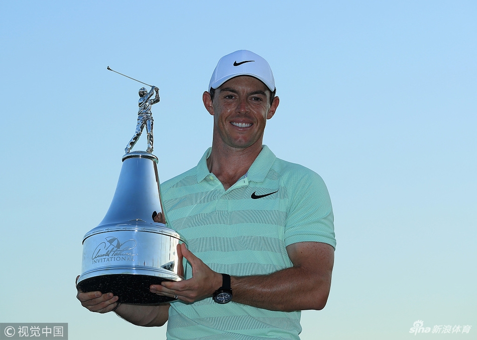 麦克罗伊在果岭上振臂高呼，庆祝关键一推，尽显王者霸气