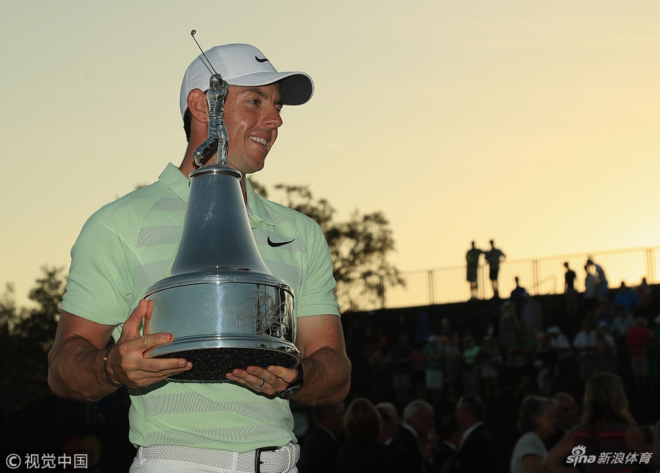 麦克罗伊深情亲吻冠军奖杯，漫长等待后的释放与喜悦溢于言表