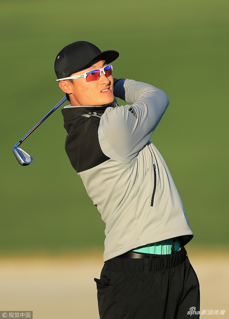 里奇·福勒在比赛中穿着一双特别设计的战靴，鞋面上印有高球皇帝阿诺德·帕尔默的经典标志，以独特方式向前辈致敬