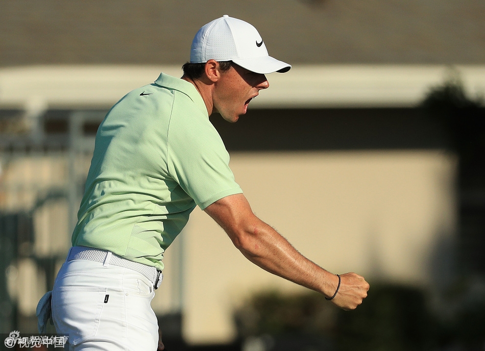 冠军庆典上，香槟喷洒，小麦与团队共享胜利喜悦