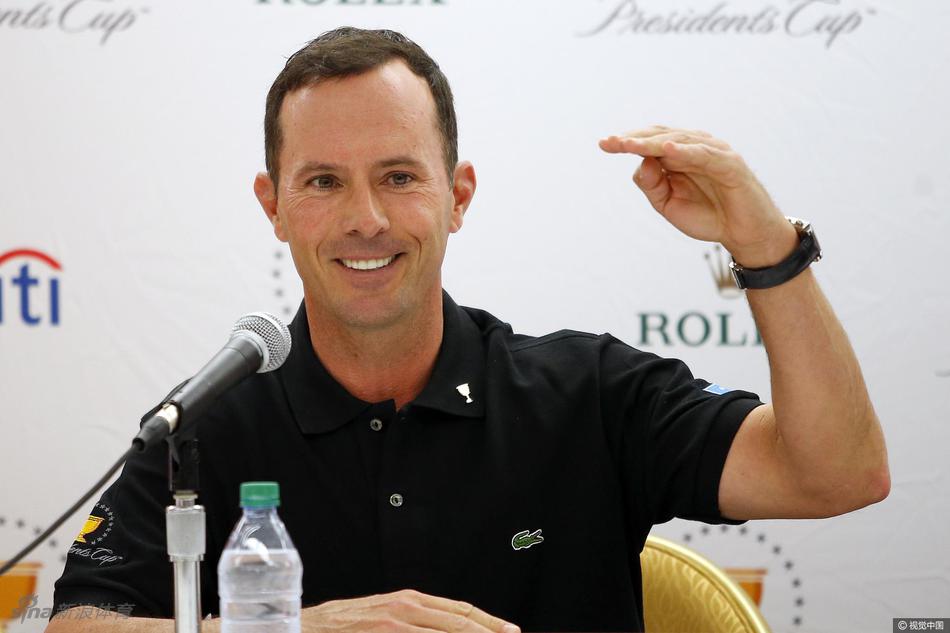 吉姆·福瑞克与史蒂夫·史翠克在发布会后亲切交流，两人手指球场方向，似乎正在讨论未来的比赛策略