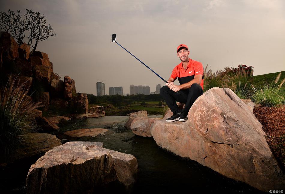 在宏大的球场全景中,一位球手站在发球台上渺小却坚定,仿佛人与自然在进行一场庄严对话。