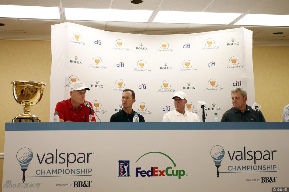 新闻发布会现场，美国队与国际队队长并肩而立，背景是醒目的总统杯标志，标志着赛事筹备进入新阶段