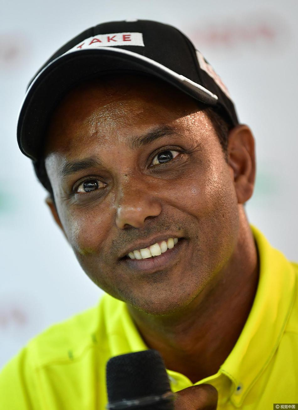 黑白光影中,球员全神贯注地推杆,帽檐下的眼神如鹰隼般锐利,果岭的纹理清晰可见。