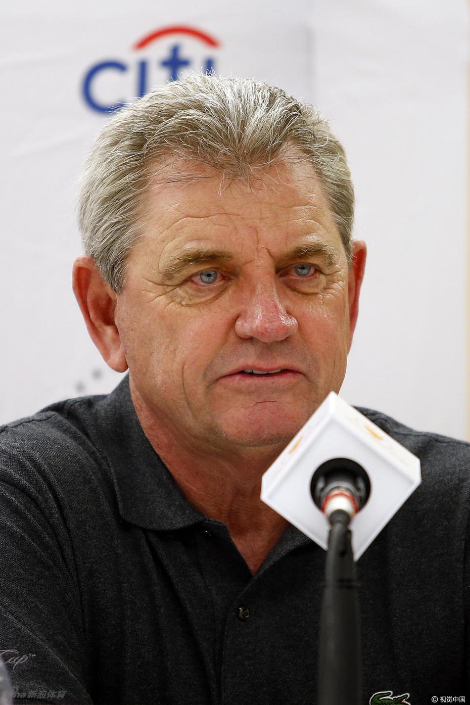 国际队队长尼克·普莱斯面带微笑，与新增副队长麦克·维尔握手，展现团队间的信任与默契