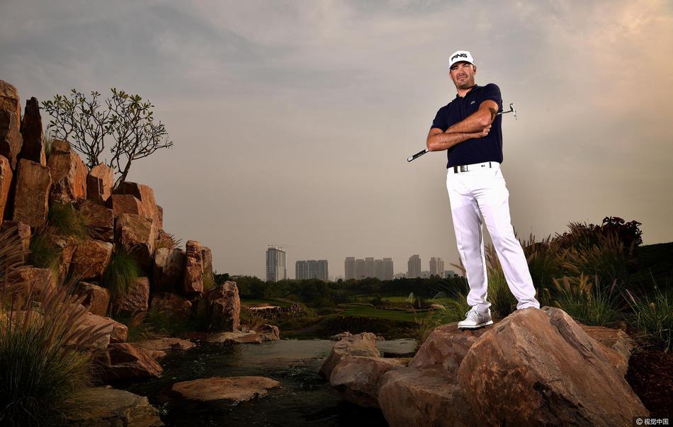 阳光穿透云层,形成神圣的光束,照亮一位正在长草中冷静观察球位的球员。