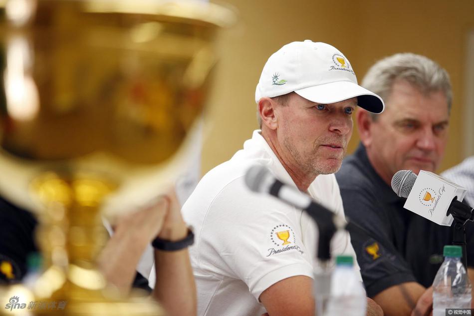 全景镜头捕捉发布会现场，媒体记者云集，长枪短炮对准主席台，记录这一重要时刻