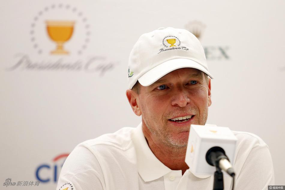 国际队新任副队长麦克·维尔发表感言，神情真挚，手中拿着印有总统杯标志的文件