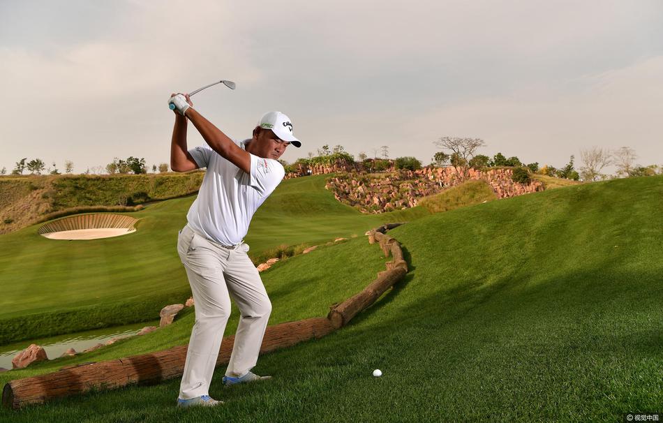 球员完成一次强力挥杆后,身体充分扭转,目光追随小球飞向远方,动态与静止在瞬间达成和谐。