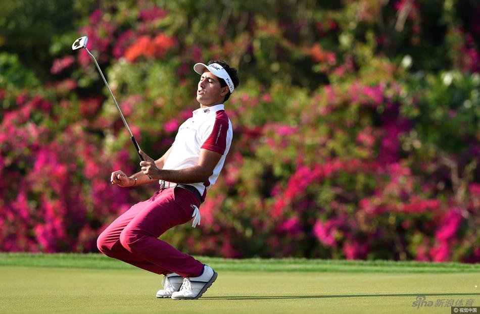 西班牙球员皮格姆在关键推杆失手后,仰天叹息,脸上写满了错失良机的懊恼与失落