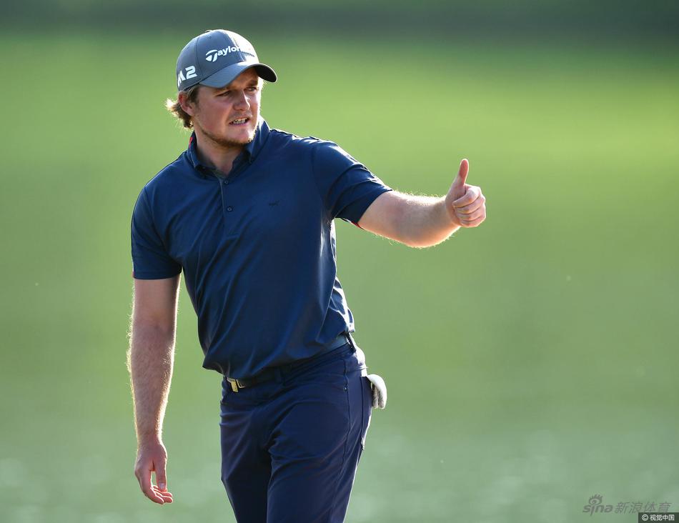 马来西亚新星加文-格林在长草区中冷静观察球位,准备下一杆的进攻,年轻的面庞上写满了专注