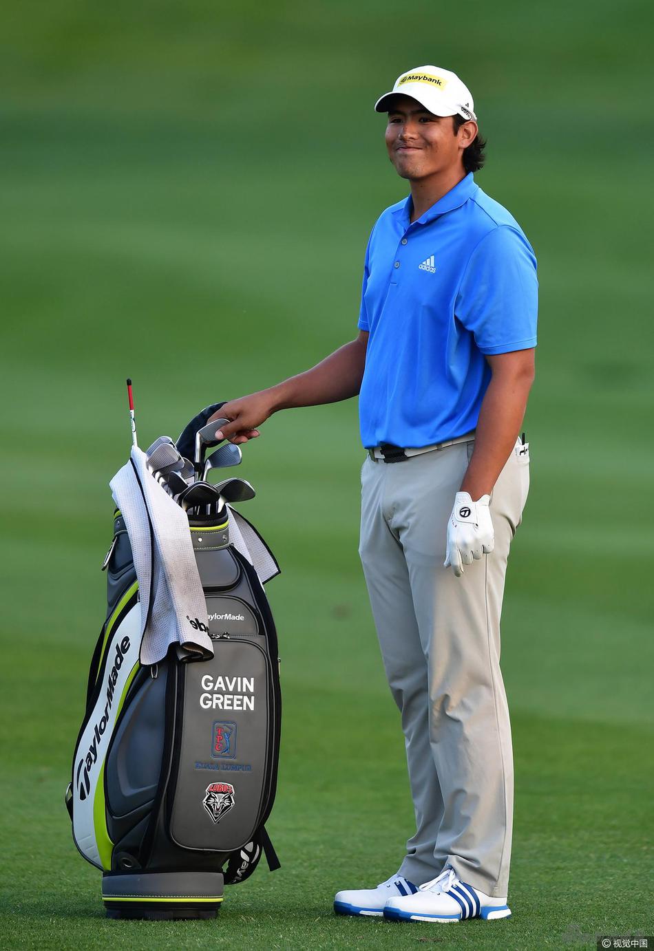 夺冠热门在沙坑中陷入苦战,奋力一击让沙粒飞溅,展现出不放弃任何一球的拼搏精神