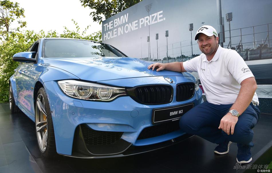 高尔夫球划过湛蓝天空的优美弧线,宛如一颗精准制导的子弹,飞向远方的果岭旗杆