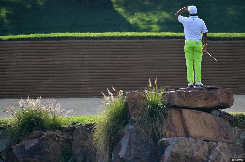 卫冕冠军乔拉席亚在果岭上凝神推杆,目光如炬,展现出决定胜负时刻的专注与冷静