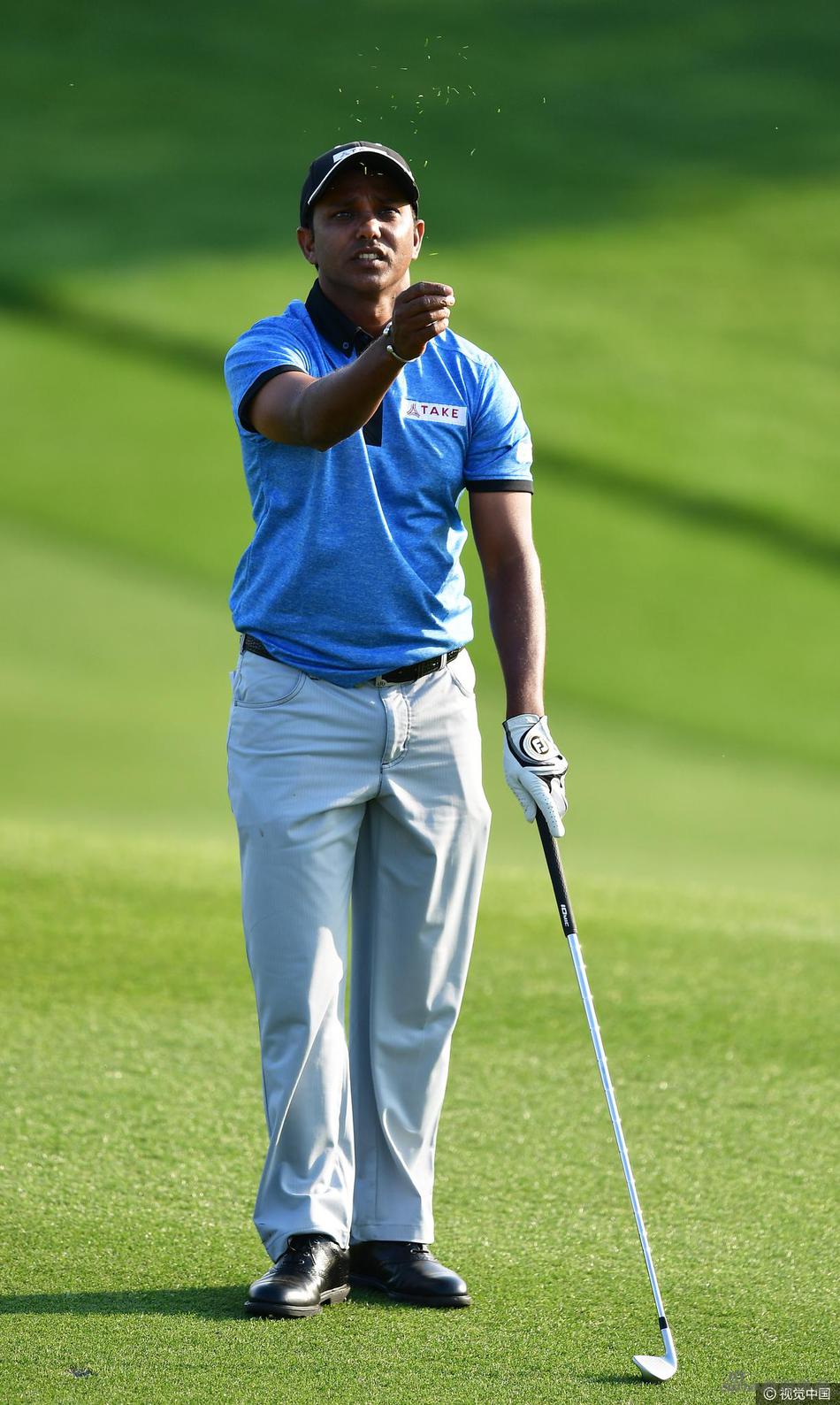 高球落点极度不理想,深陷沙坑绝境,考验着球手脱离困境的创造力和精准的切杆技术