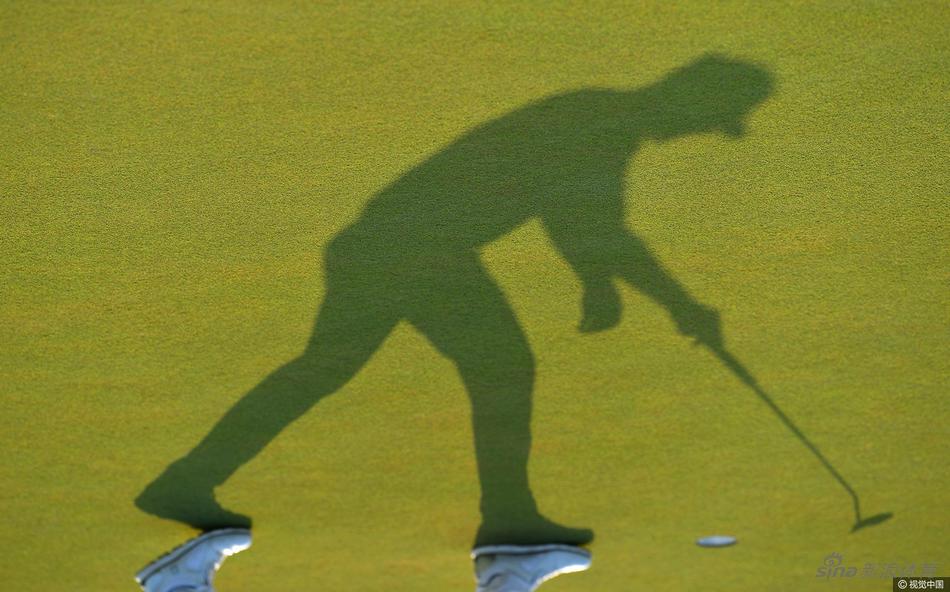 夕阳西下,将球员和球童在球场上的修长剪影投射在草地上,宁静中蕴藏着一天激战后的疲惫与思索