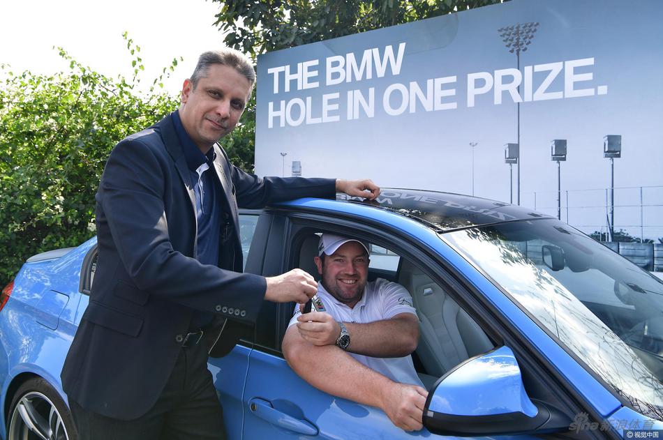 新德里DLF高尔夫乡村俱乐部全景,球场绿意盎然,沙坑与水障碍星罗棋布,挑战着每一位球手的技艺与胆识