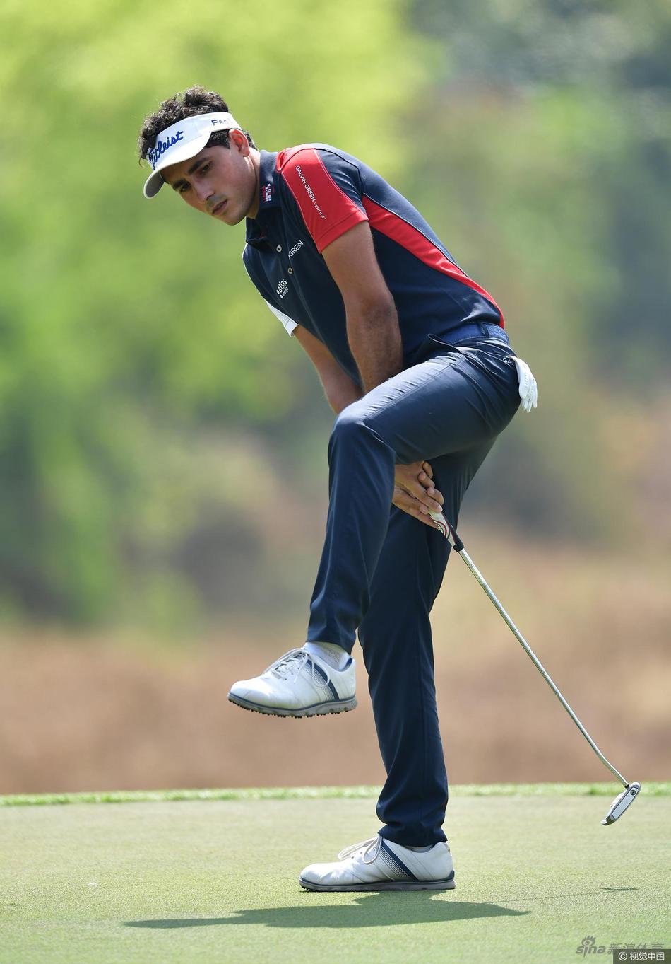 乔拉席亚在练习轮中与空乘人员亲切合影，展现其亲民一面，背景是广阔的球场和蓝天。