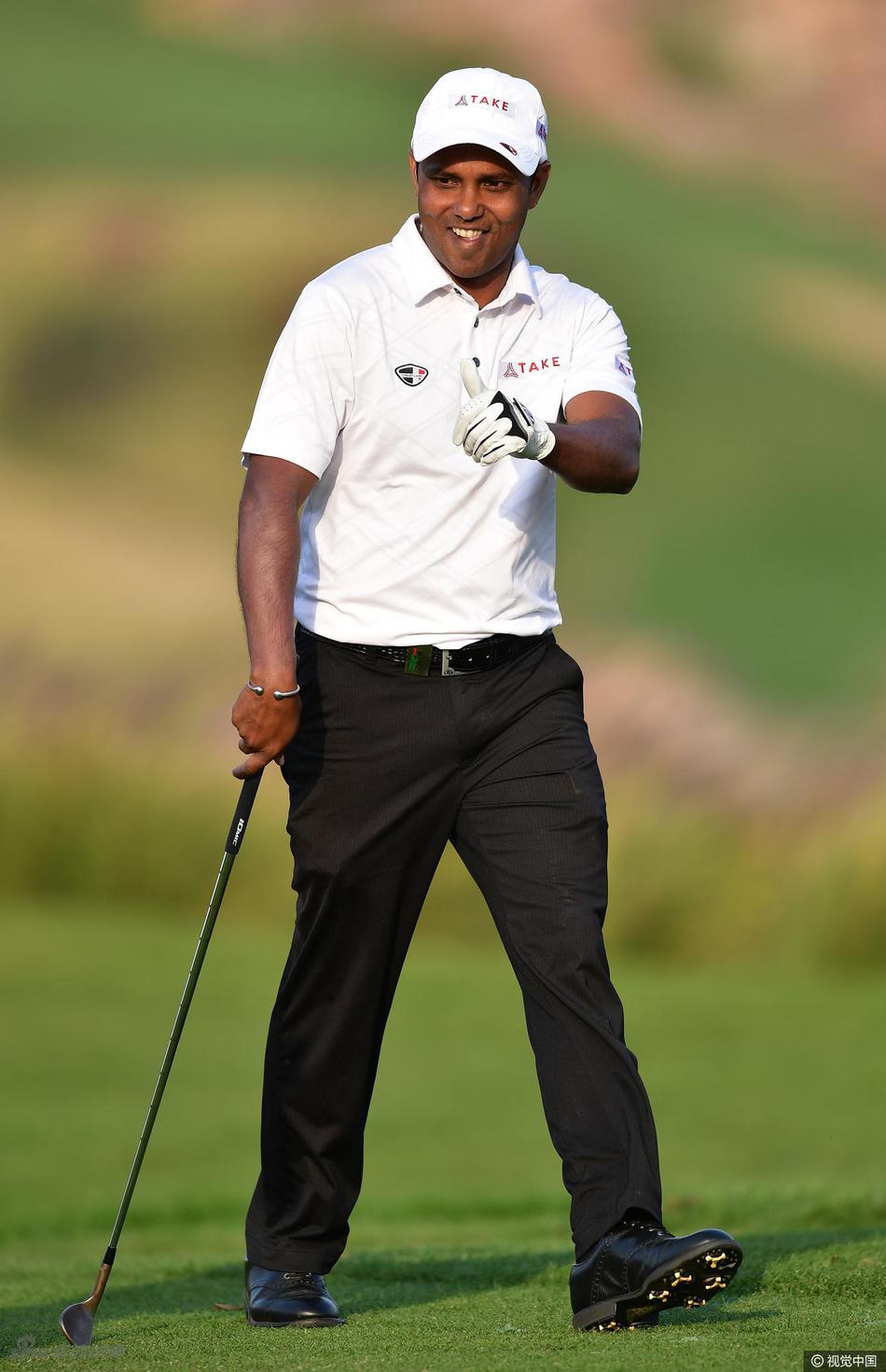 乔拉席亚在果岭边凝神观察，评估复杂的推杆线路，眼神专注如鹰隼。