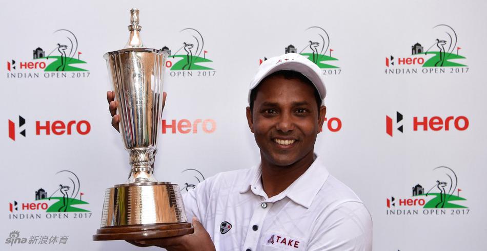 乔拉席亚完成制胜一推后，高举双臂面向观众激情庆祝，身后是绿意盎然的果岭和欢呼的人群。