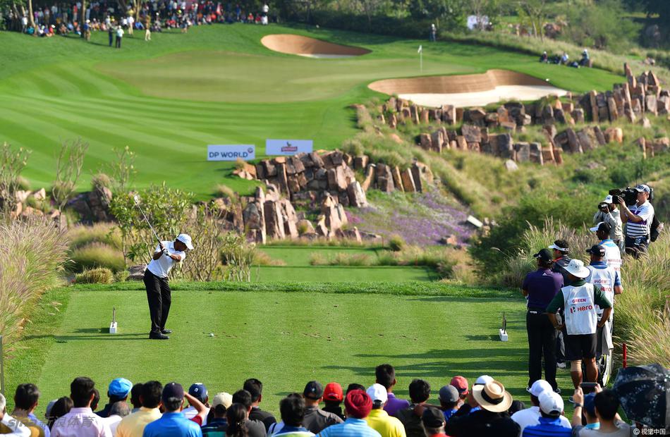 乔拉席亚大力开球，身体充分扭转，球杆与手臂形成一条有力直线，白色小球即将破空而出。