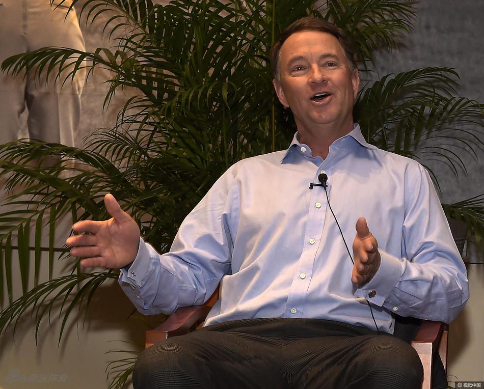 四人在展示厅内驻足，奥查娅手指着展柜内的一件历史藏品，其他人会心微笑，仿佛正分享着彼此职业生涯的共鸣。