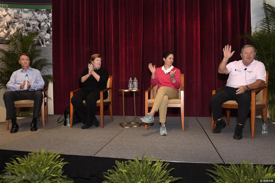 四位入选者围坐一桌，面前摆放着咖啡，如同老友聚会般进行着深入而愉快的对话，现场气氛温馨。