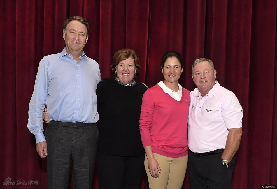 拉夫三世、奥查娅、伍思南与马龙四位传奇在名人堂总部内并肩站立，笑容灿烂，身后是象征着荣耀的名人堂标志。