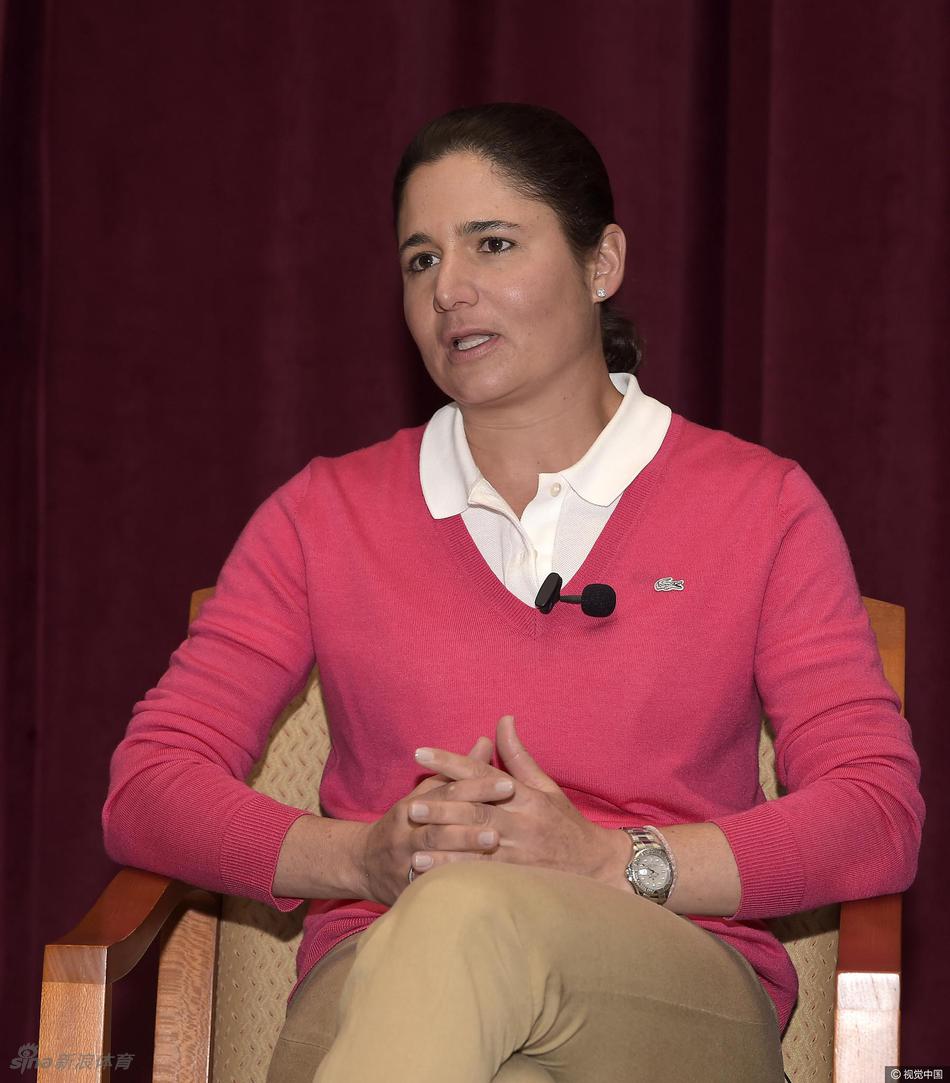 伍思南与拉夫三世并肩而行，边走边谈，两位分别来自欧美莱德杯阵营的领袖，此刻气氛轻松融洽。