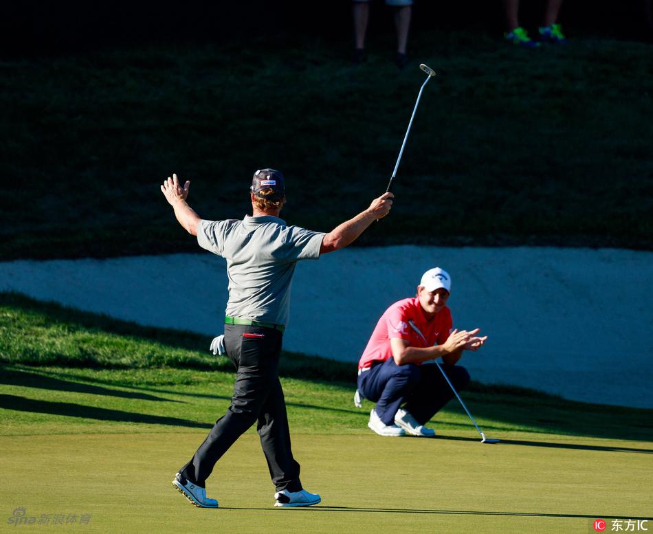 简森·戴伊在沙坑中完成一记漂亮的救球后，小球飞向果岭，他手持球杆，身体保持着优雅的收杆姿势。