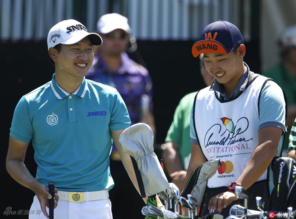 记分牌特写显示罗里·麦克罗伊在移动日交出了精彩绝伦的65杆，他的名字高悬在领先榜前列。