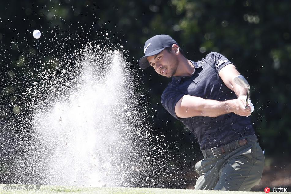查利·霍夫曼在第十八洞果岭，身体前倾，振臂高呼，庆祝自己推进了一记决定性的超长距离小鸟推。