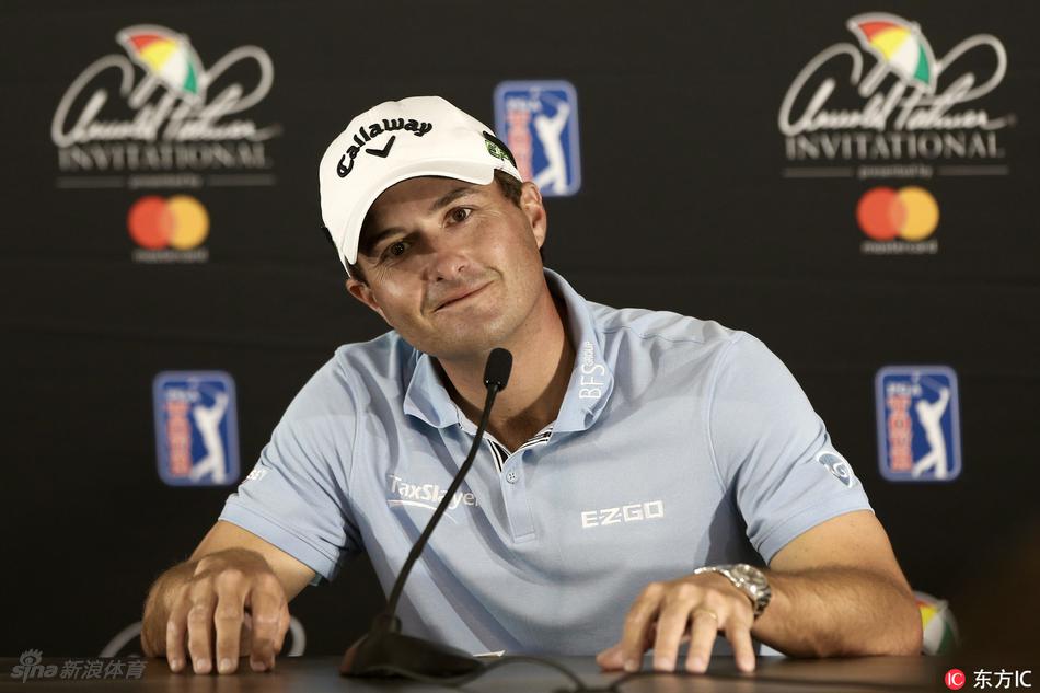 与霍夫曼同组的球员面露笑容，伸出手臂，热情地与他击掌，祝贺他完成了一记不可思议的推杆。